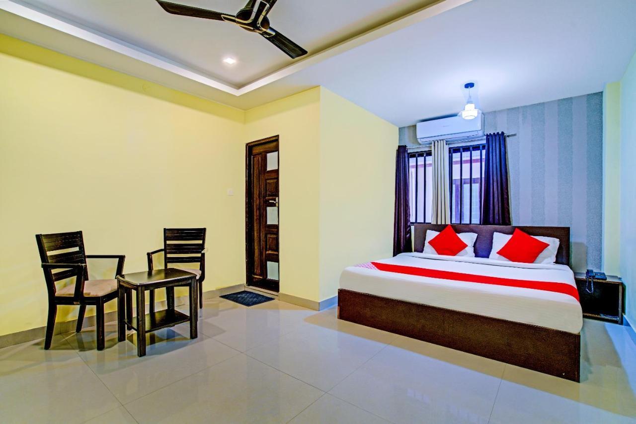Oyo Flagship 77876 Amigo Suites Kochi Exterior photo
